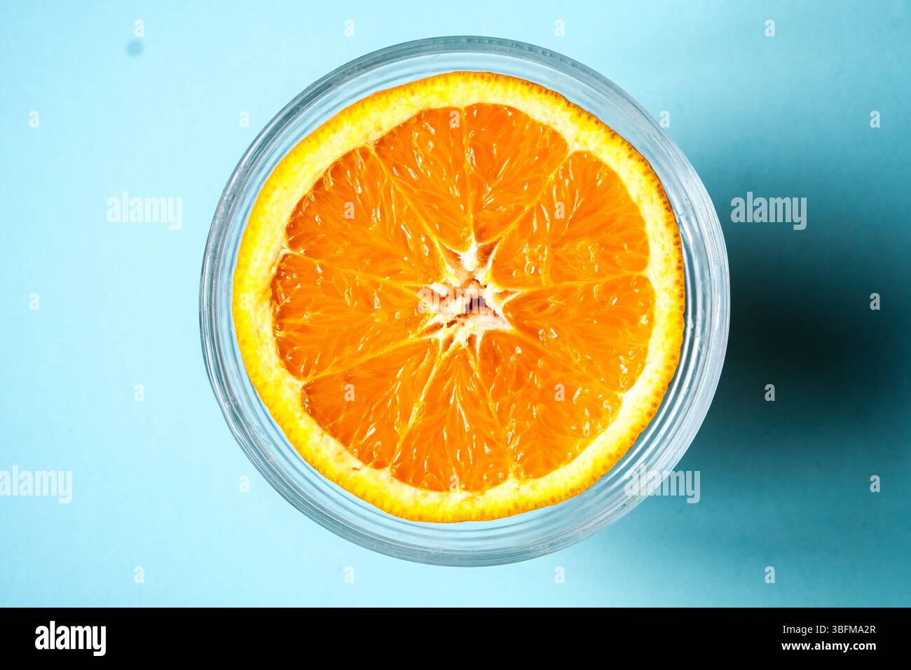 Londra Regno Unito, 02 giugno 2025, mezza arancia fresca in Una ciotola come spuntino sano o colazione Foto Stock