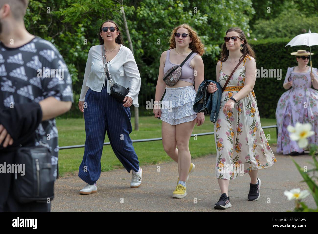Londra, Regno Unito. 31 maggio 2025. La gente ha visto camminare a Hyde Park in una giornata calda nella capitale. (Credit Image: © Dinendra Haria/SOPA Images via ZUMA Press Wire) SOLO PER USO EDITORIALE! Non per USO commerciale! Foto Stock