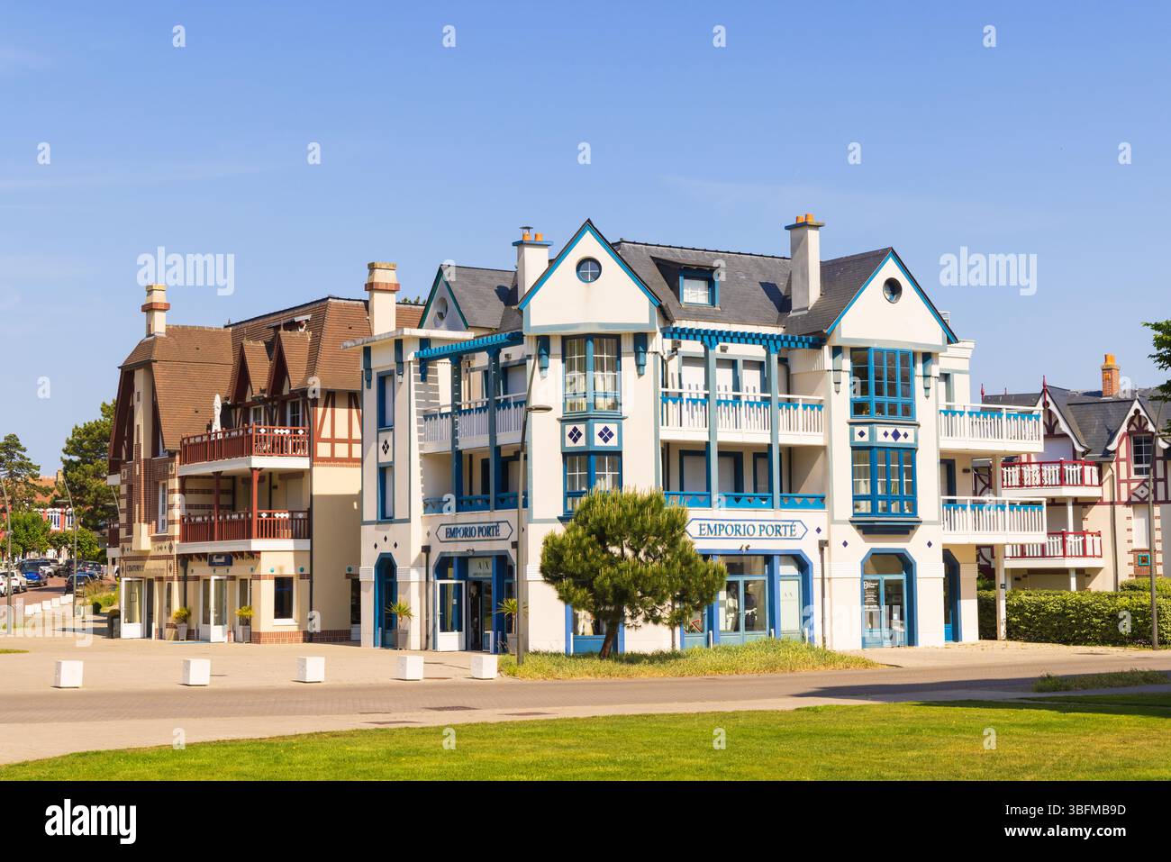 Le Touquet Paris Plage, Francia. Vista dei tradizionali edifici francesi, dei negozi e degli appartamenti della città. Foto Stock