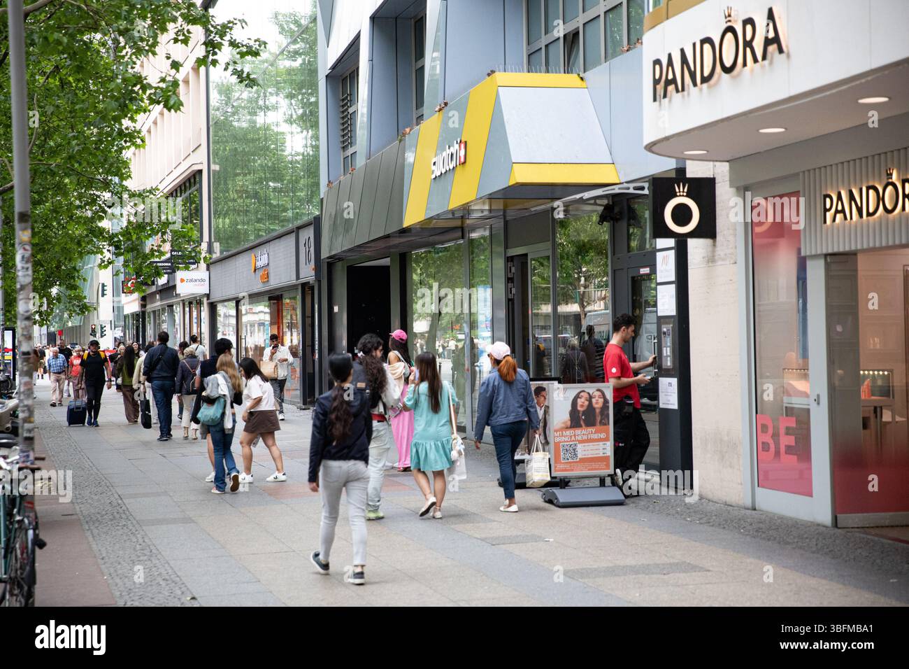 Berlino, Berlino, Germania. 2 giugno 2025. Gli acquirenti passeranno davanti a diversi punti vendita sulla Tauentzienstrasse a Berlino Germania il 2 giugno 2025. La vivace striscia di vendita al dettaglio, sede sia di marchi globali che di catene locali, riflette il costante traffico pedonale in mezzo a una spesa prudente per i consumatori. Mentre la Germania si trova di fronte a venti contrari, i quartieri dello shopping berlini offrono un'istantanea della resilienza nell'economia urbana. (Credit Image: © Michael Kuenne/PRESSCOV via ZUMA Press Wire) SOLO PER USO EDITORIALE! Non per USO commerciale! Foto Stock