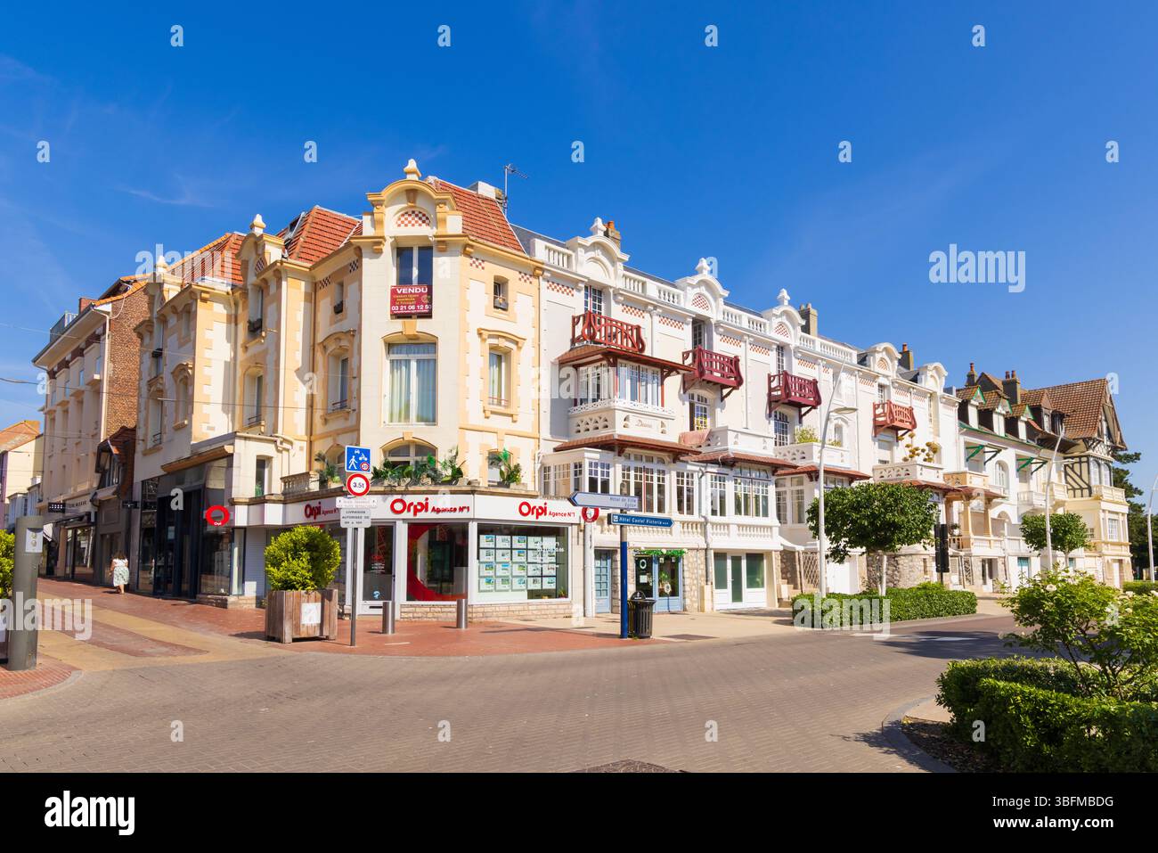 Le Touquet Paris Plage, Francia. Vista dei tradizionali edifici francesi, dei negozi e degli appartamenti della città. Foto Stock