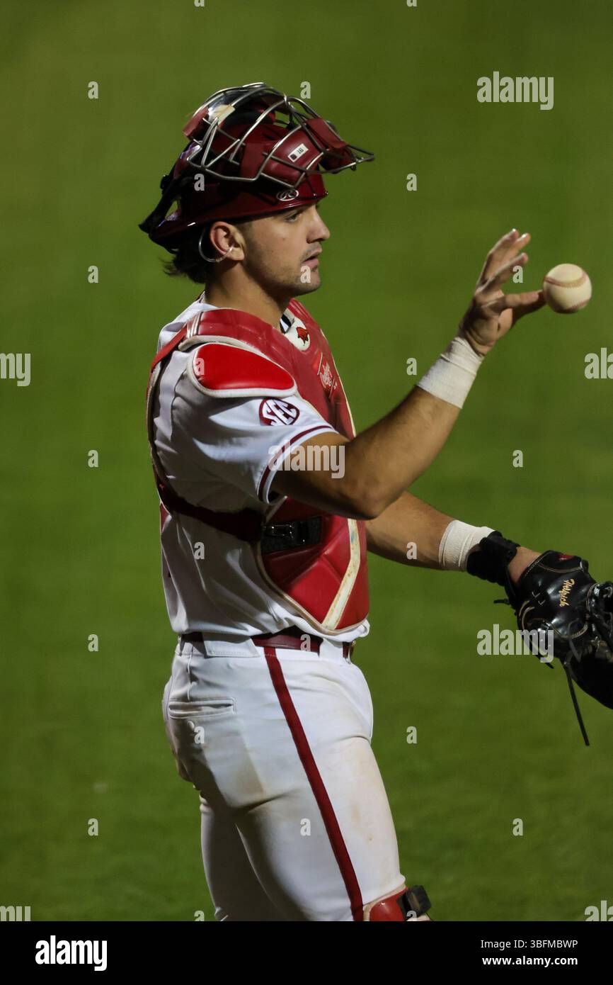 1 giugno 2025: Il ricevitore dell'Arkansas Ryder Helfrick (27) raggiunge per afferrare una palla che l'arbitro gli lancia. Arkansas sconfisse Creighton 8-3 a Fayetteville, AR. Richey Miller/CSM Foto Stock