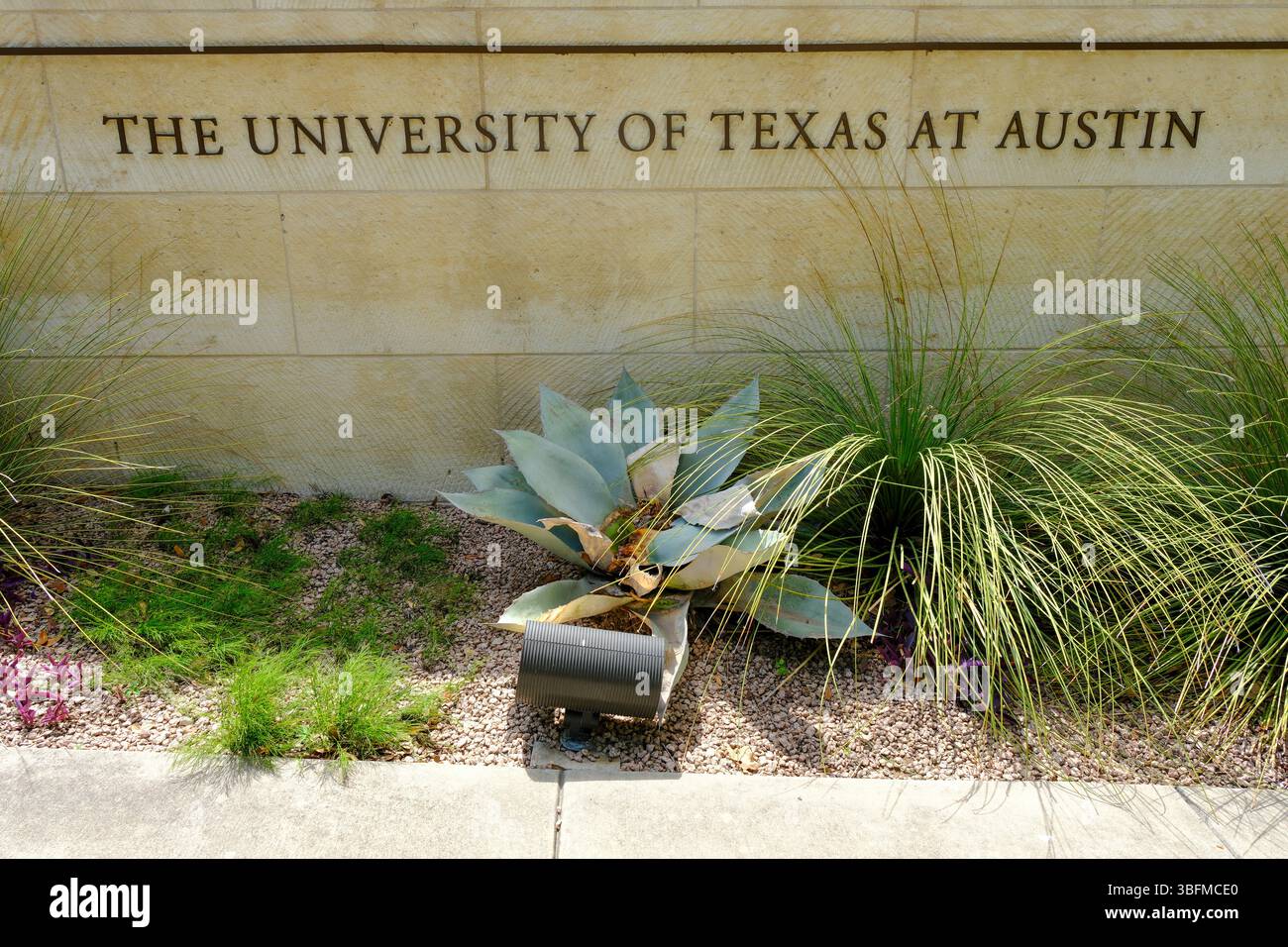 27 MAGGIO 2025 - Austin, Texas, USA - cartello di benvenuto per l'Università del Texas ad Austin Foto Stock