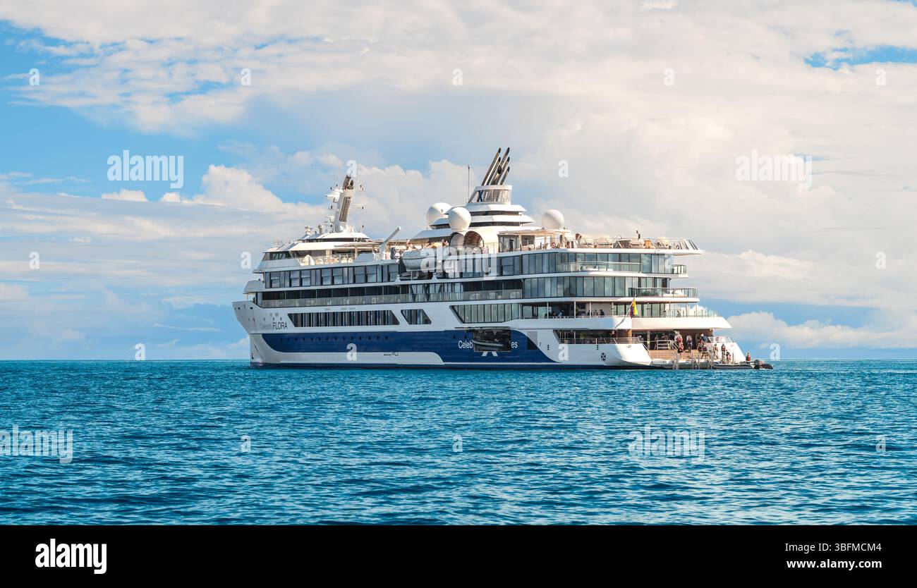 Galapagos, Ecuador - 28 febbraio 2025: Celebrity Cruises Expedition Ship Celebrity Flora presso South Plaza Island nelle Galapagos. Vista laterale. Foto Stock
