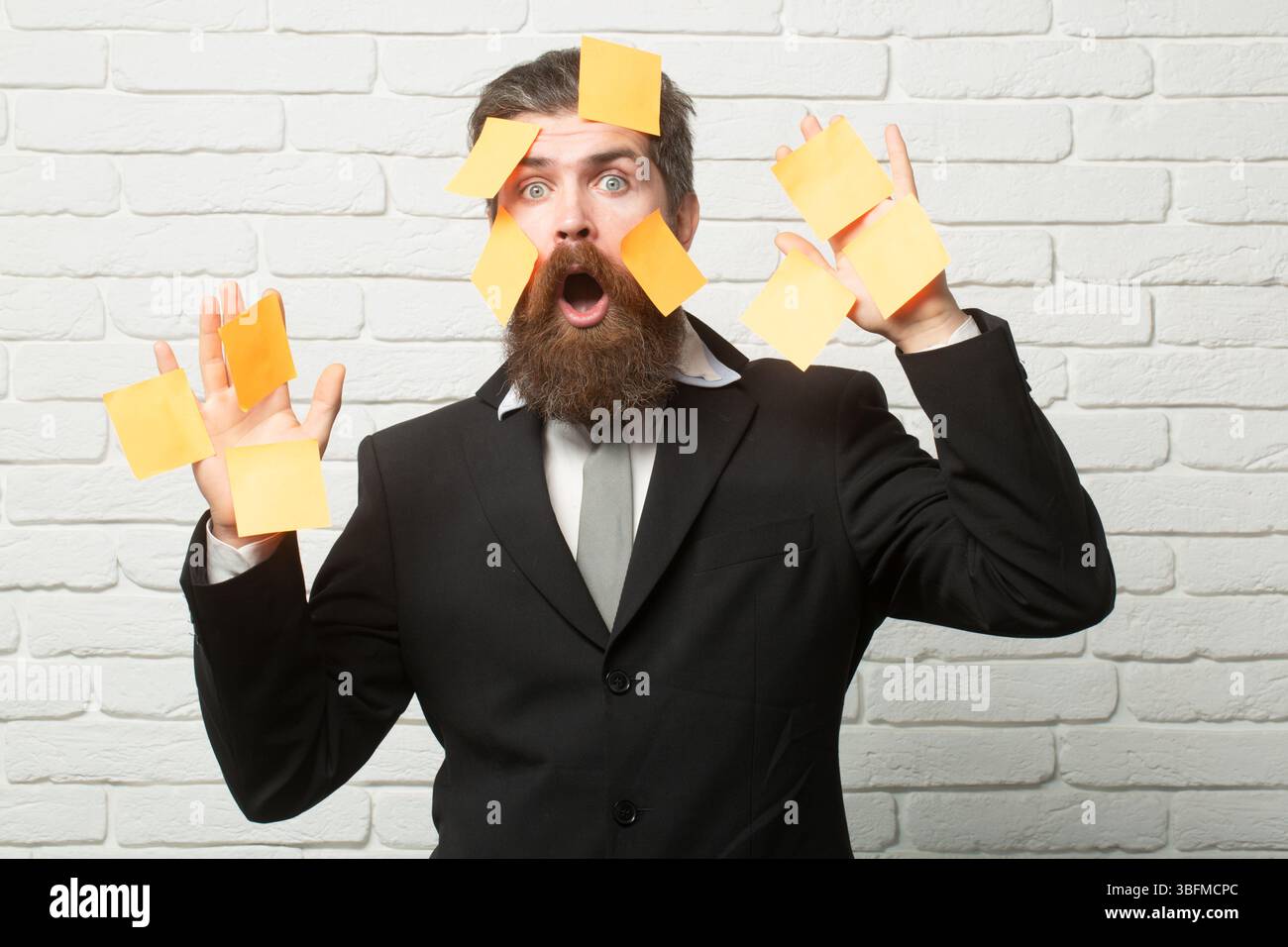 Uomo d'affari stressato in scadenza. Divertente concetto di scadenza. Dipendente impegnato che deve affrontare compiti urgenti. Stressato ma determinato. Caos delle scadenze di avvio. Overl Foto Stock