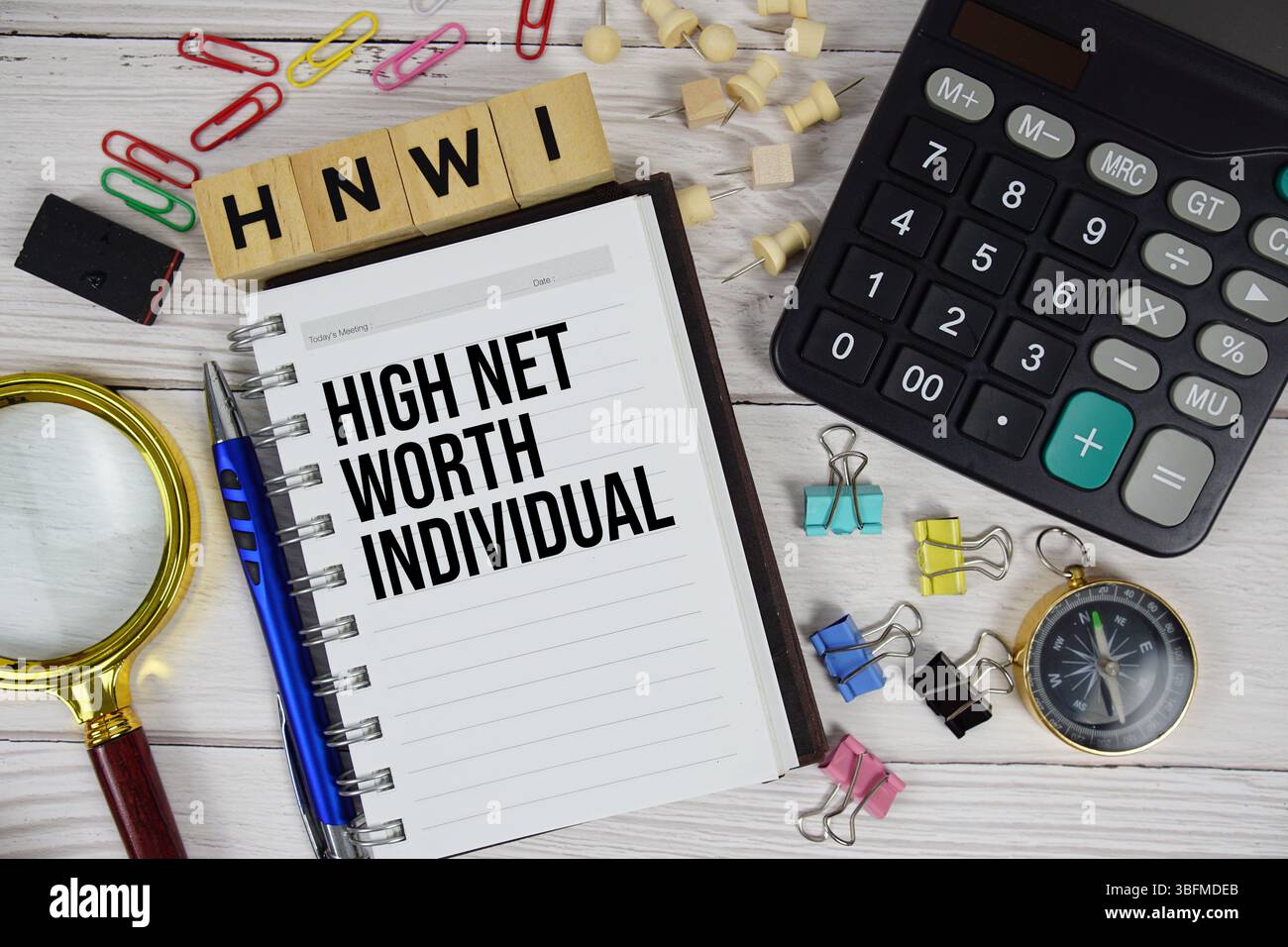 HNWI - acronimo individuale High Net-Worth su blocco note, informazioni aziendali e finanziarie Foto Stock
