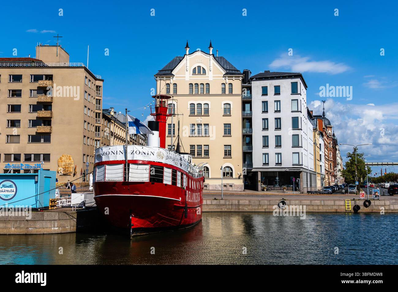 Helsinki, Finlandia - 19 agosto 2024: Una vivace scena a Helsinki che mostra una nave rossa e bianca attraccata sullo sfondo di edifici affascinanti e Foto Stock
