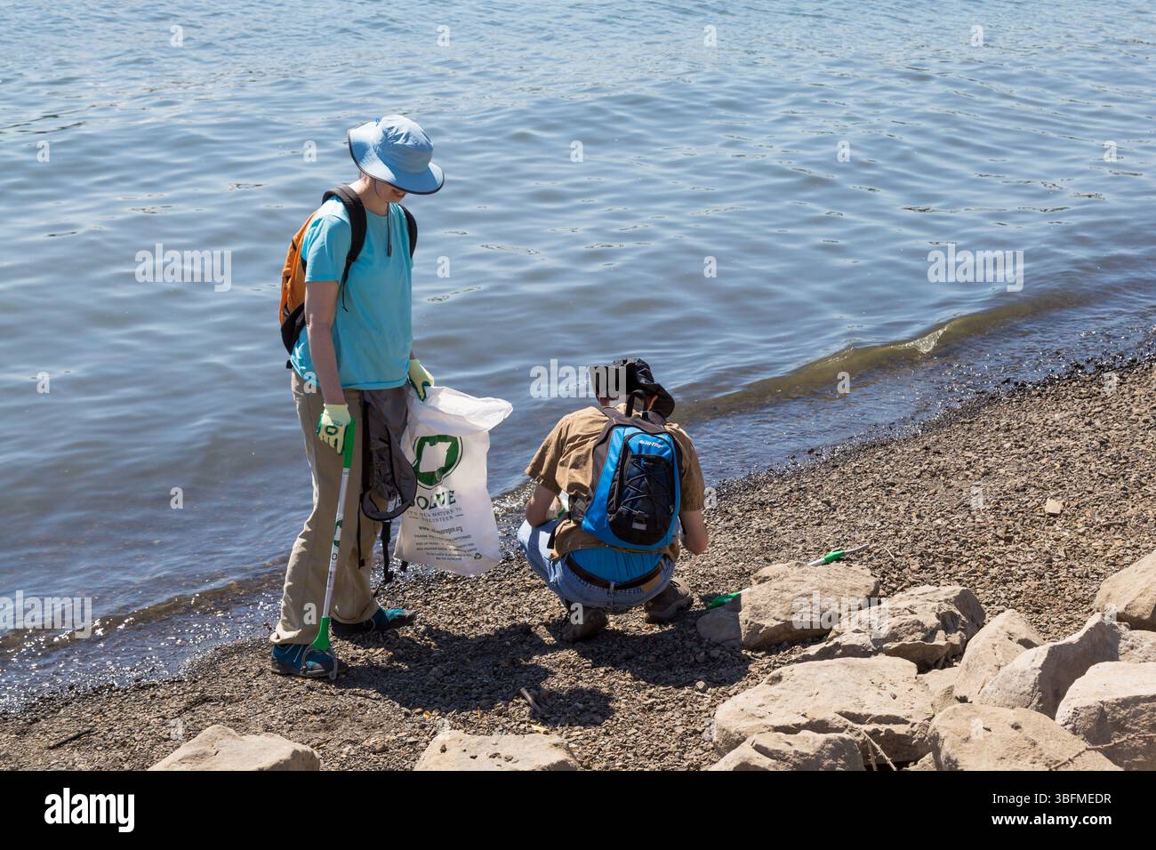 The Big Float, Portland, Oregon - 15 luglio 2017: Volontari con RISOLVERE rifiuti puliti lungo la costa del fiume Willamette. Foto Stock