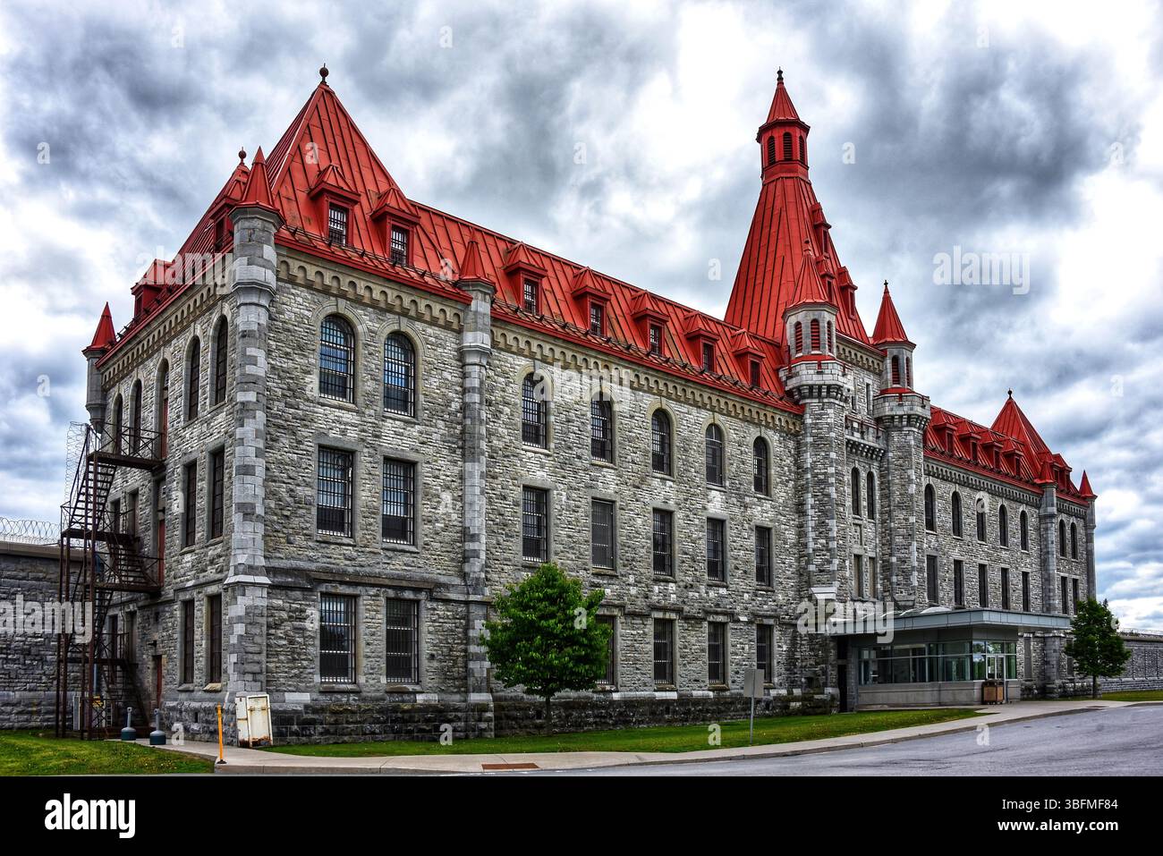 Kingston, Canada - 1 giugno 2025: Collins Bay Institution è una struttura correttiva multilivello aperta nel 1930. Foto Stock