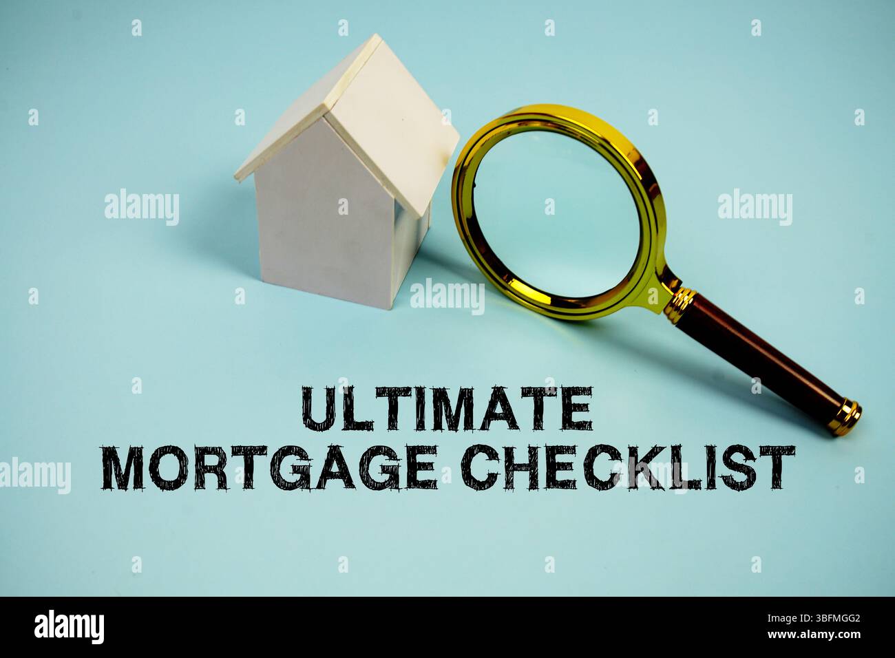 Testo Ultimate Mortgage Checklist con White Model House e lente d'ingrandimento su sfondo blu Foto Stock