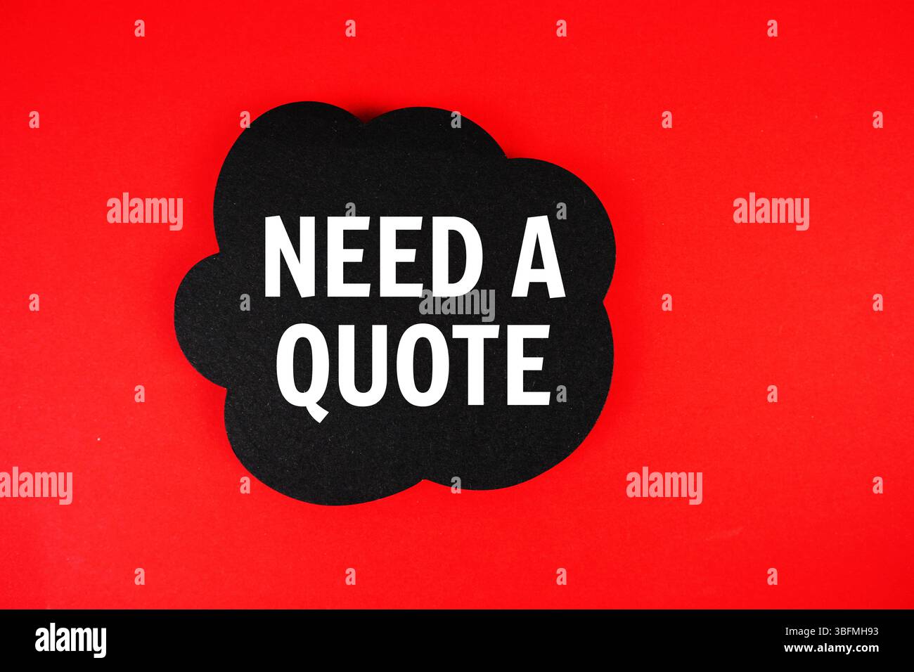 Hai bisogno Di un preventivo? testo con bolla vocale su sfondo rosso Foto Stock