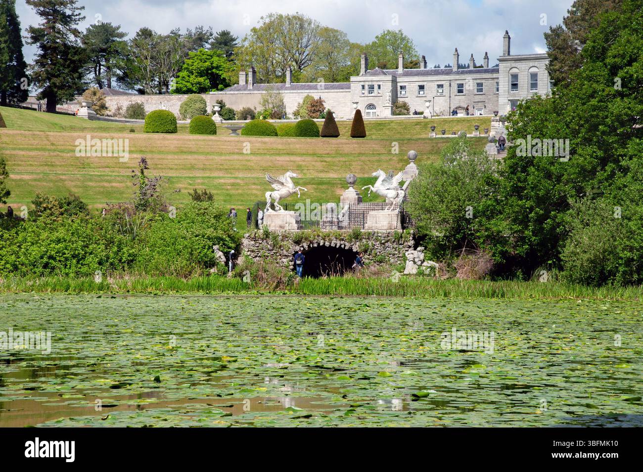 Enniskerry, Irlanda, 5 maggio 2025, Vista dai laghi Triton ai giardini Powerscourt - una delle più belle tenute di campagna in Irlanda. Foto Stock