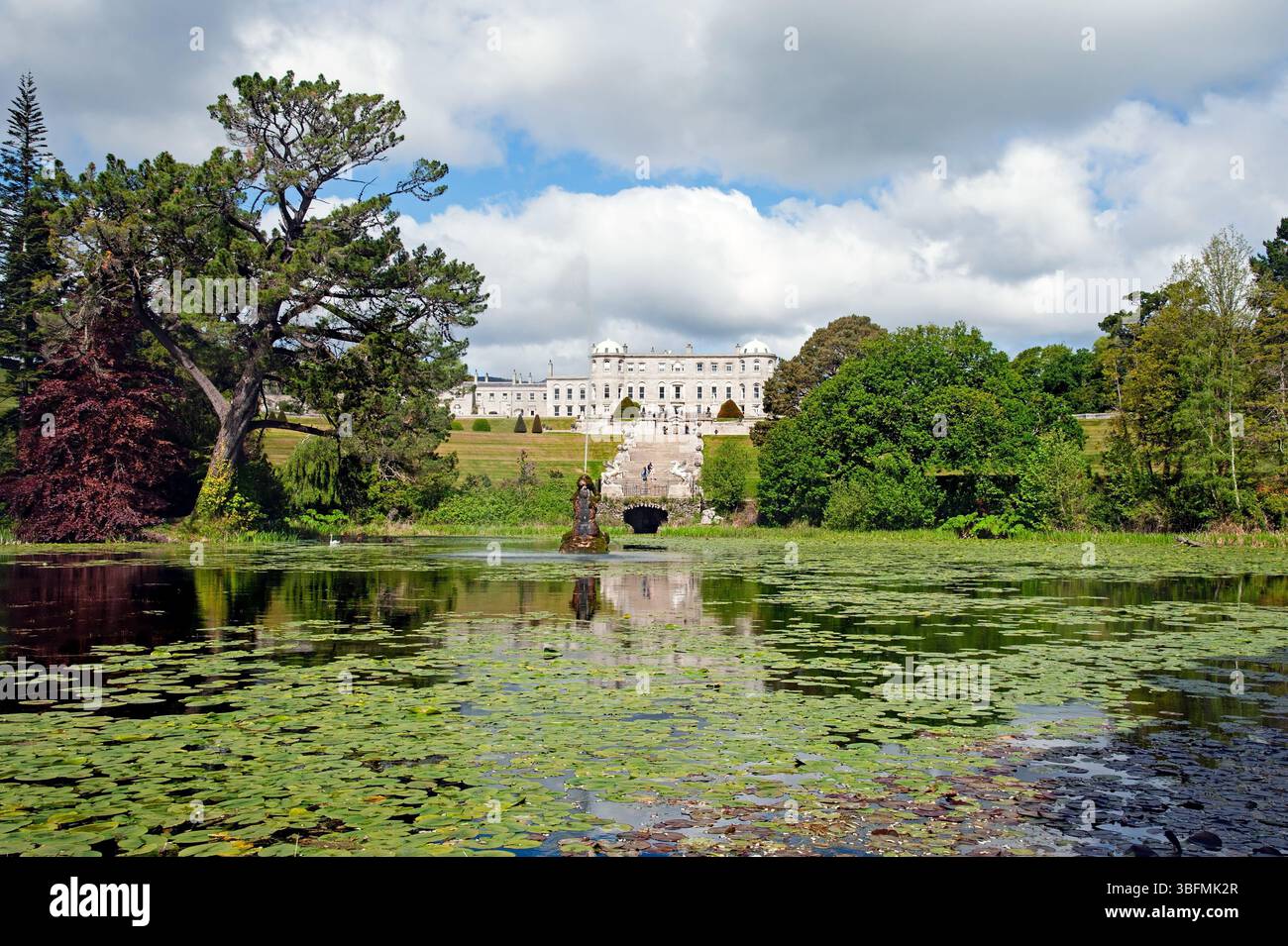 Enniskerry, Irlanda, 5 maggio 2025, Vista dai laghi Triton ai giardini Powerscourt - una delle più belle tenute di campagna in Irlanda. Foto Stock