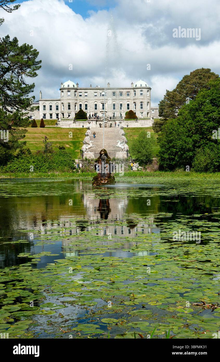 Enniskerry, Irlanda, 5 maggio 2025, Vista dai laghi di Triton alla Casa e ai giardini di Powerscourt - una delle più belle tenute di campagna in Irlanda. Foto Stock