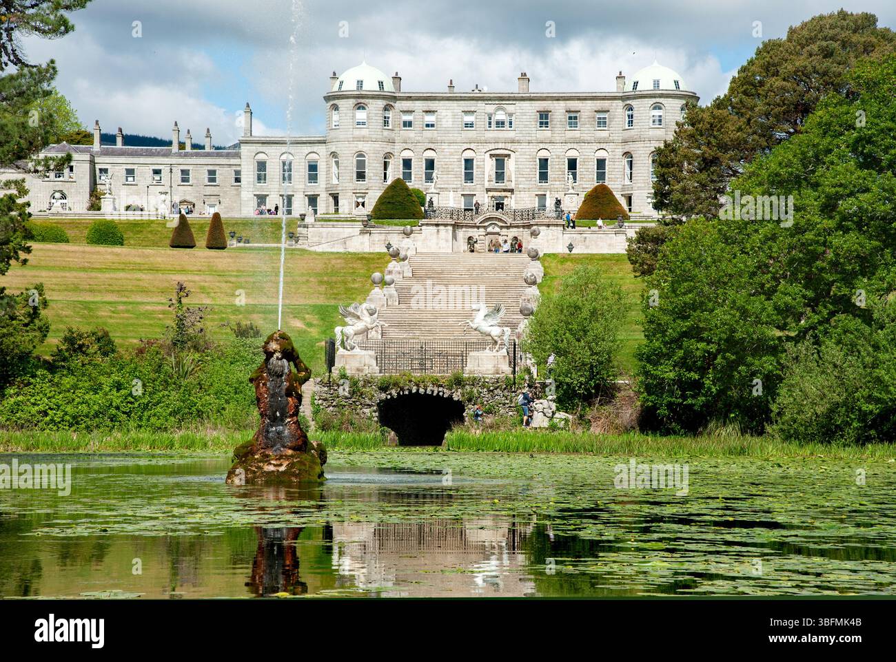 Enniskerry, Irlanda, 5 maggio 2025, Vista dai laghi di Triton alla Casa e ai giardini di Powerscourt - una delle più belle tenute di campagna in Irlanda. Foto Stock