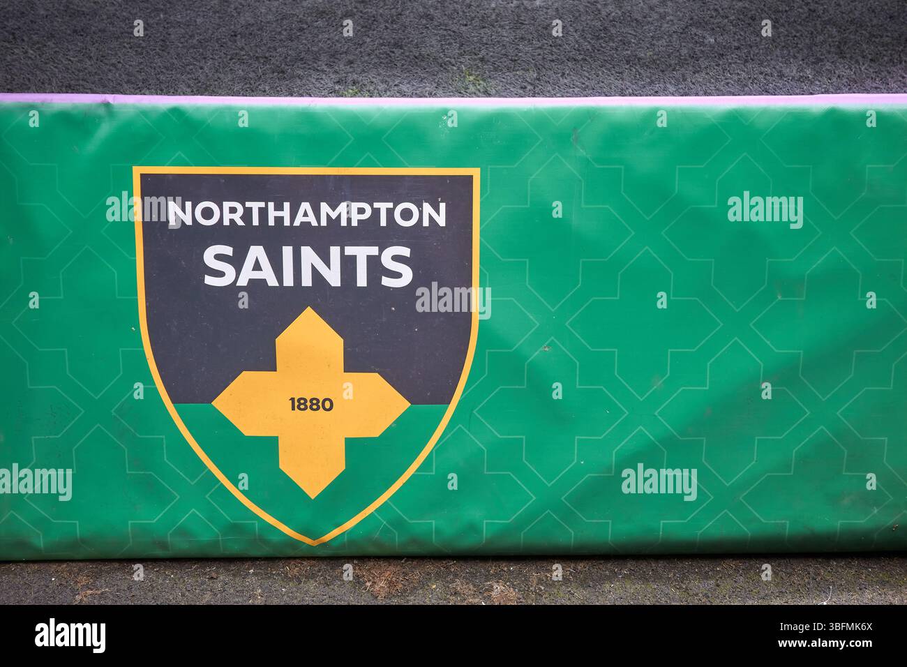 Distintivo su una riserva di confine ai Franklins Gardens, sede della squadra di rugby dei Northampton Saints, Inghilterra. Foto Stock