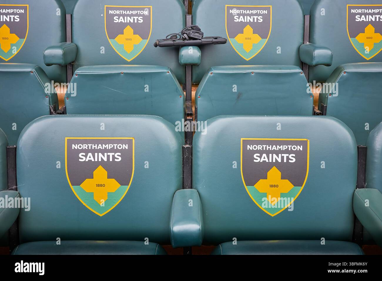 Posti riservati ai giocatori e agli allenatori dei Franklins Gardens, sede della squadra di rugby dei Northampton Saints, Inghilterra. Foto Stock
