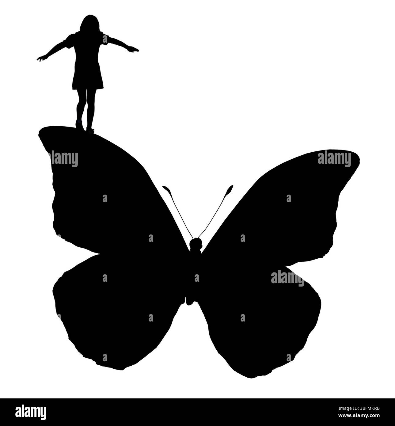 silhouette di una ragazza in piedi su una farfalla, surralistica e poetica Foto Stock