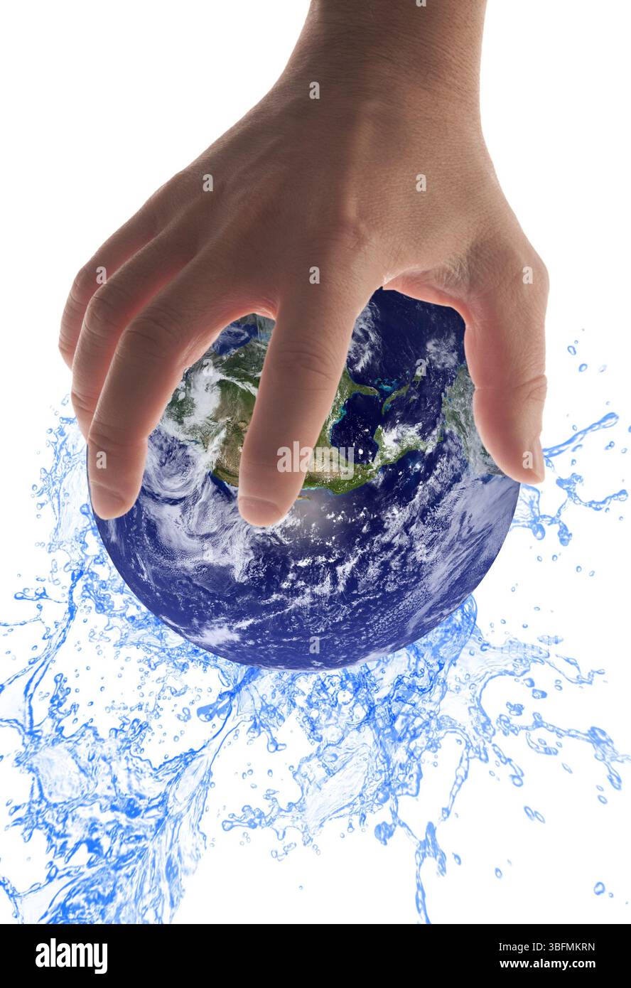 mano sulla terra del pianeta con spruzzi d'acqua via da esso, concetto di carenza d'acqua Foto Stock