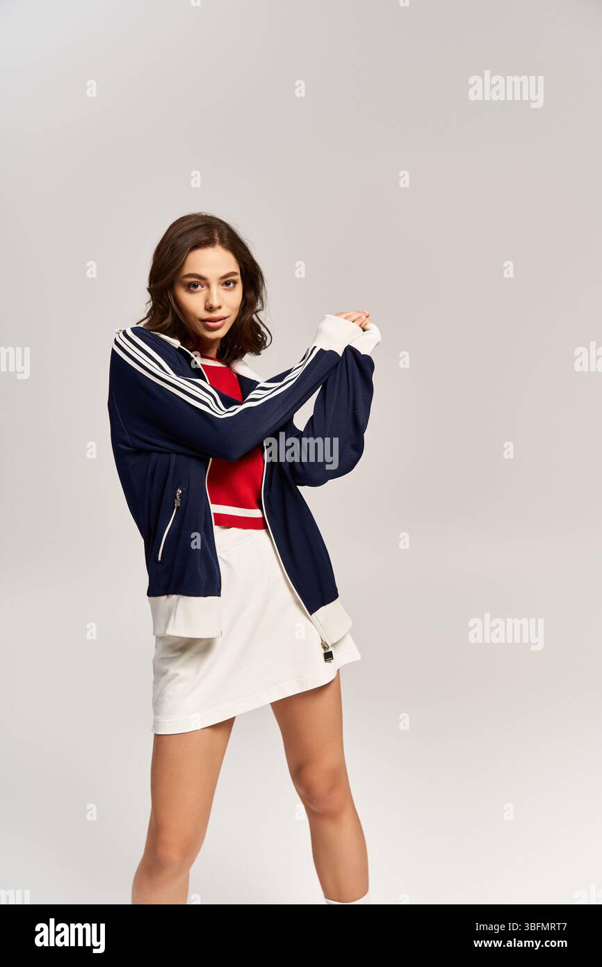 Giovane donna con outfit alla moda e un'atmosfera di amore e stile. Foto Stock