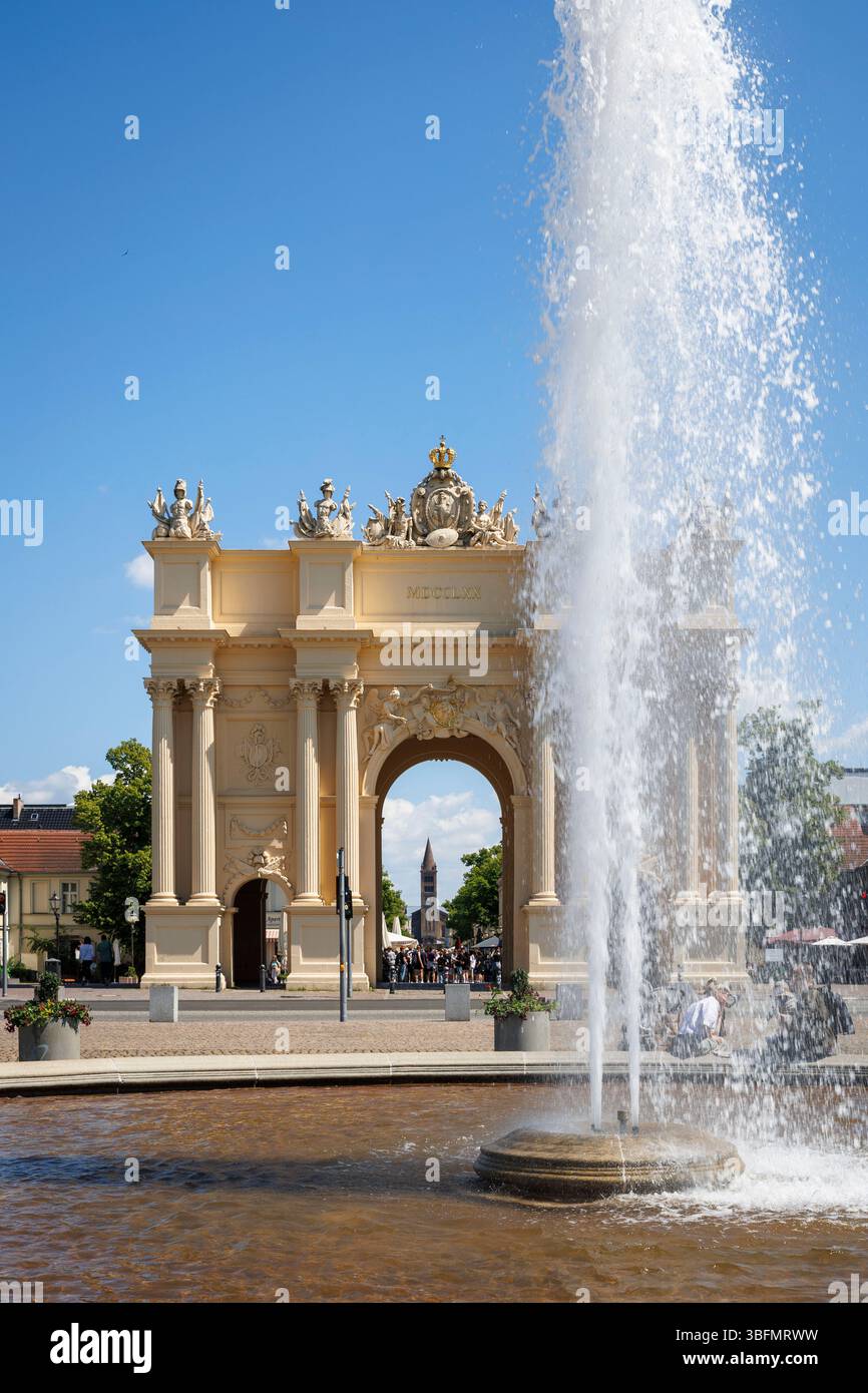 La porta di Potsdam (in tedesco: Brandenburger Tor) e la fontana sulla Luisenplatz, Potsdam, Brandeburgo, Germania. Brandenburger Tor und Springbrunnen auf Foto Stock