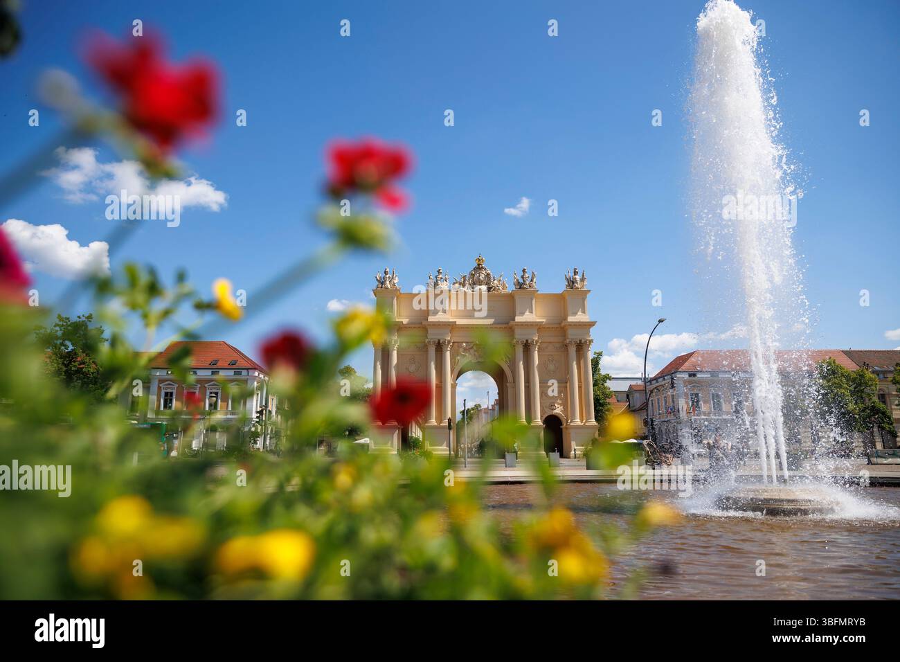 La porta di Potsdam (in tedesco: Brandenburger Tor) e la fontana sulla Luisenplatz, fiori, Potsdam, Brandeburgo, Germania. Brandenburger Tor und Springbrun Foto Stock