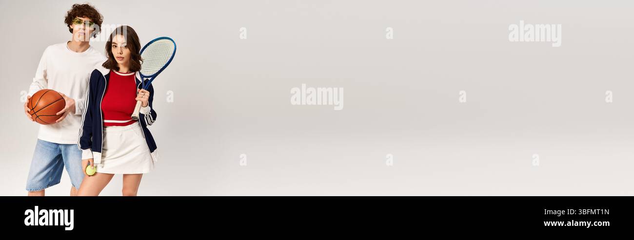 Le coppie alla moda abbracciano il loro amore per lo sport, condividendo momenti divertenti con il basket e il tennis. Foto Stock