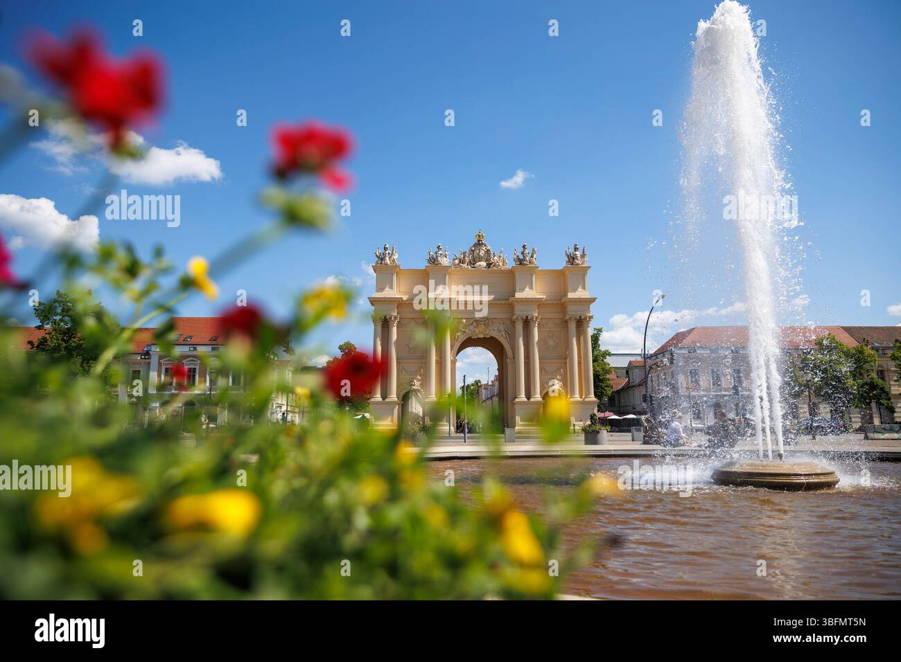 La porta di Potsdam (in tedesco: Brandenburger Tor) e la fontana sulla Luisenplatz, fiori, Potsdam, Brandeburgo, Germania. Brandenburger Tor und Springbrun Foto Stock