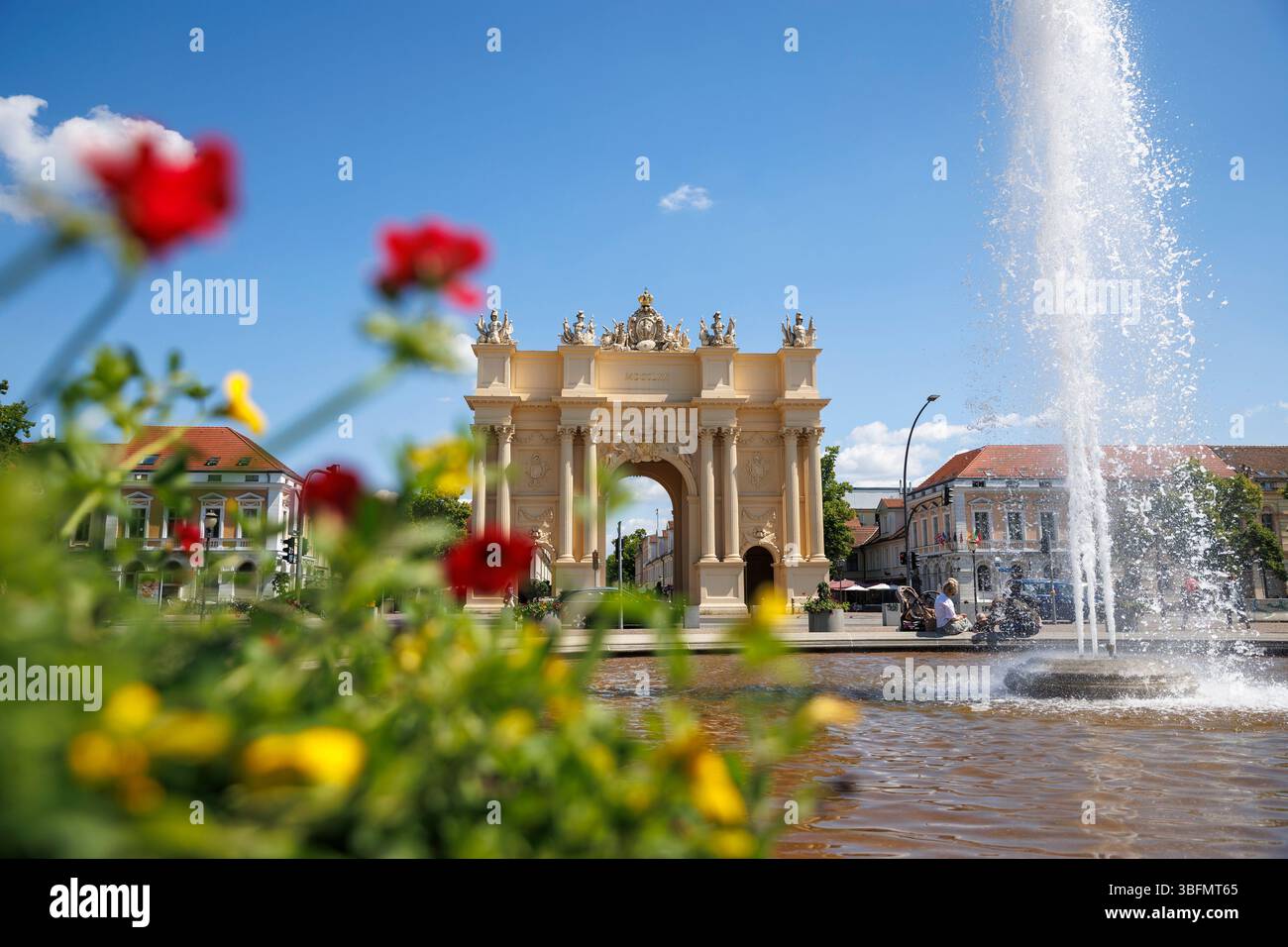 La porta di Potsdam (in tedesco: Brandenburger Tor) e la fontana sulla Luisenplatz, fiori, Potsdam, Brandeburgo, Germania. Brandenburger Tor und Springbrun Foto Stock