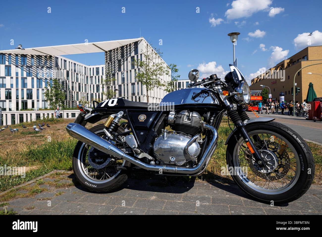 Una moto del marchio Royal Enfield si trova di fronte alla Investitionsbank des Landes Brandenburg, ILB (banca di promozione regionale) a Havel qua Foto Stock