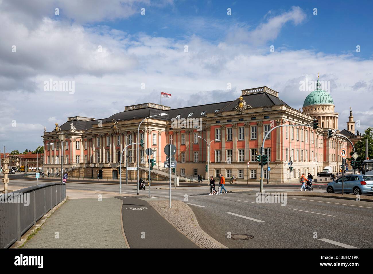 Il Palazzo della città, sede del parlamento dello stato federale del Brandeburgo, la chiesa Nikolaikirche sullo sfondo a destra, Potsdam, Brandeburgo Foto Stock
