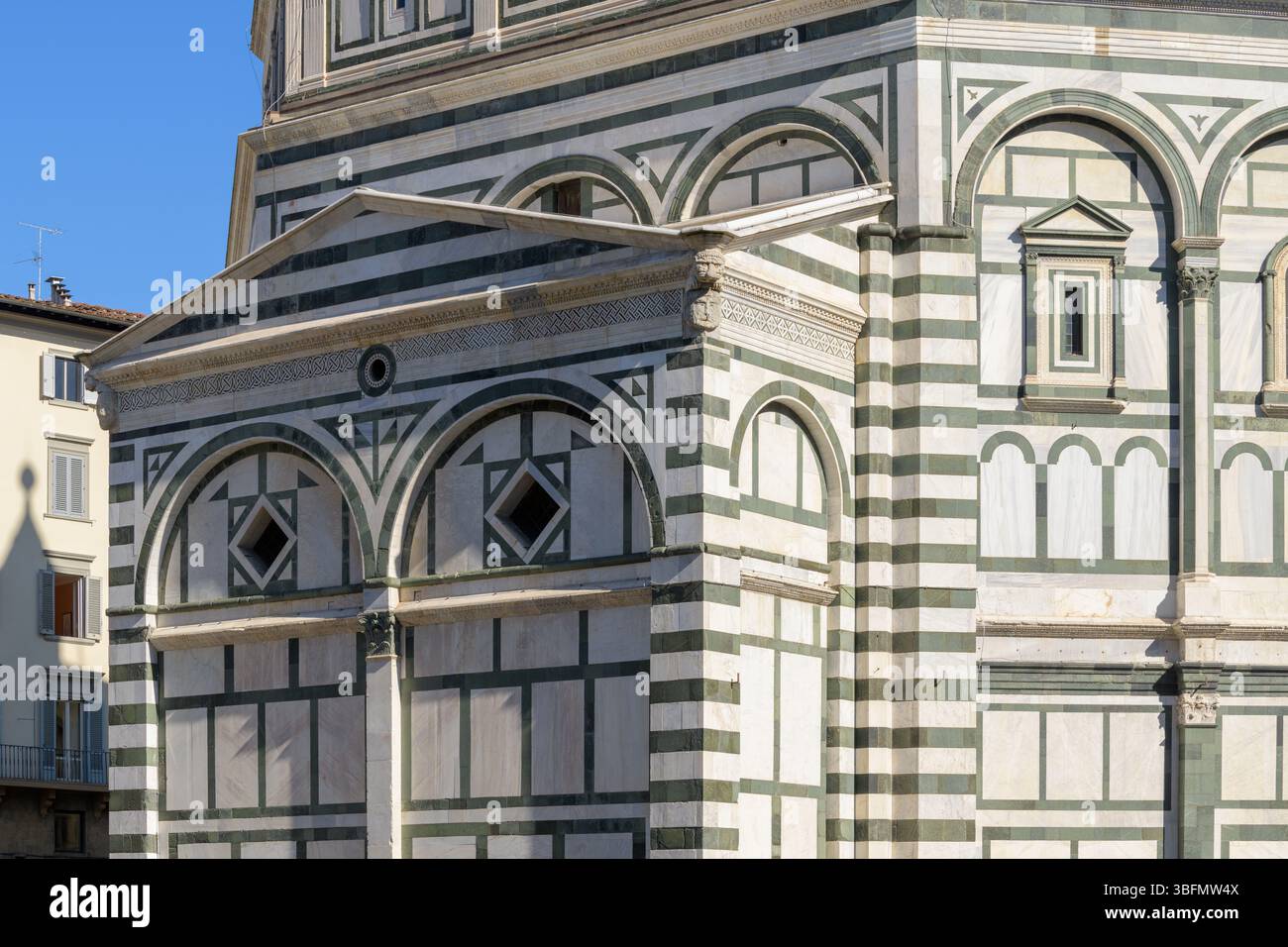 Dettaglio esterno del Battistero di Firenze con decorazioni geometriche in marmo bianco e verde, architettura romanica, Firenze, Italia. Foto Stock