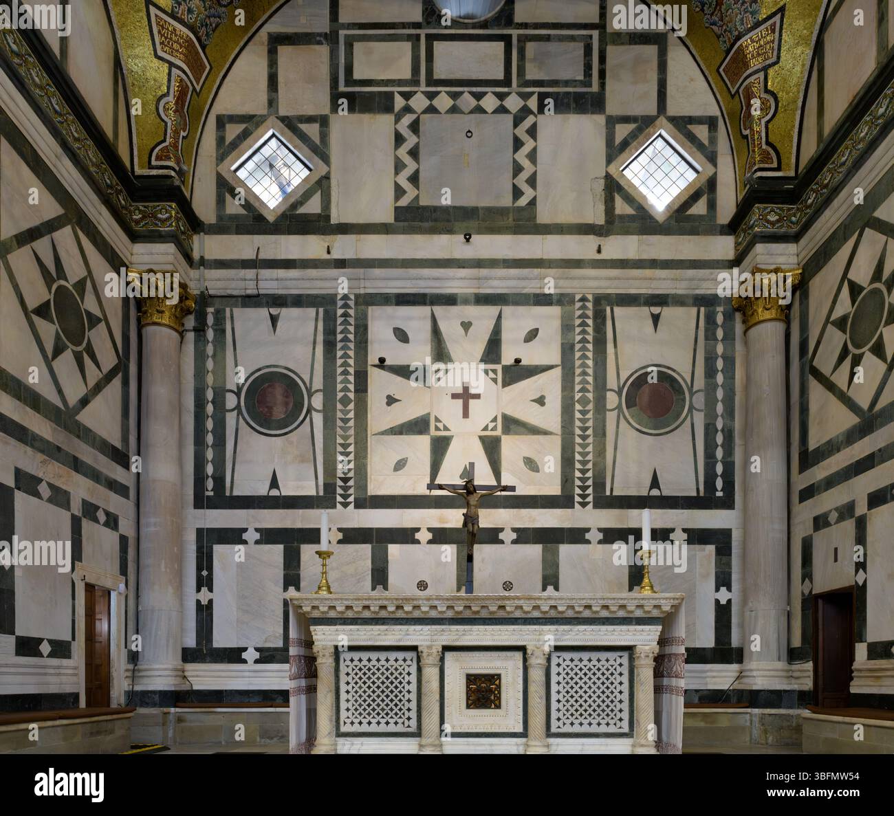 Altare maggiore del Battistero di Firenze con pareti in marmo, crocifisso e decorazione architettonica romanica, Firenze, Italia. Foto Stock