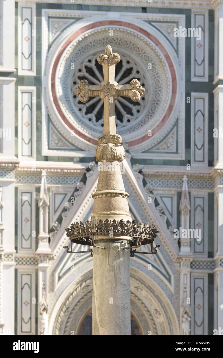 La colonna di San Zanobi con una croce di bronzo in cima, che segna il sito miracoloso di fronte al Duomo di Firenze, Firenze, Italia. Foto Stock