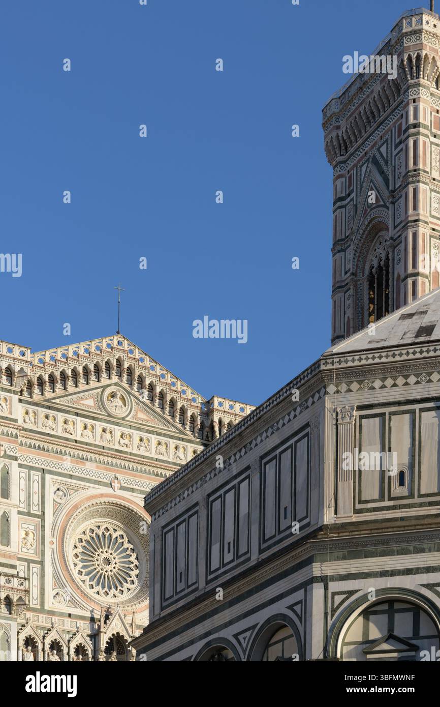 Vista del Campanile di Giotto e del Battistero di Firenze con rosone e dettagli gotici, Firenze, Italia. Foto Stock