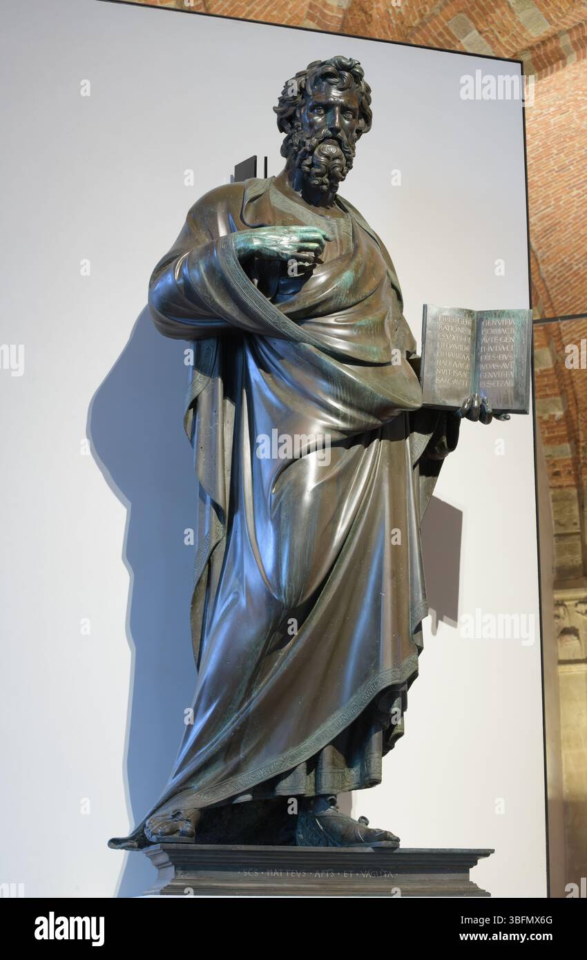 Statua in bronzo di San Matteo di Lorenzo Ghiberti, originariamente realizzata per la corporazione dei banchieri, Museo di Orsanmichele, Firenze, Italia. Foto Stock