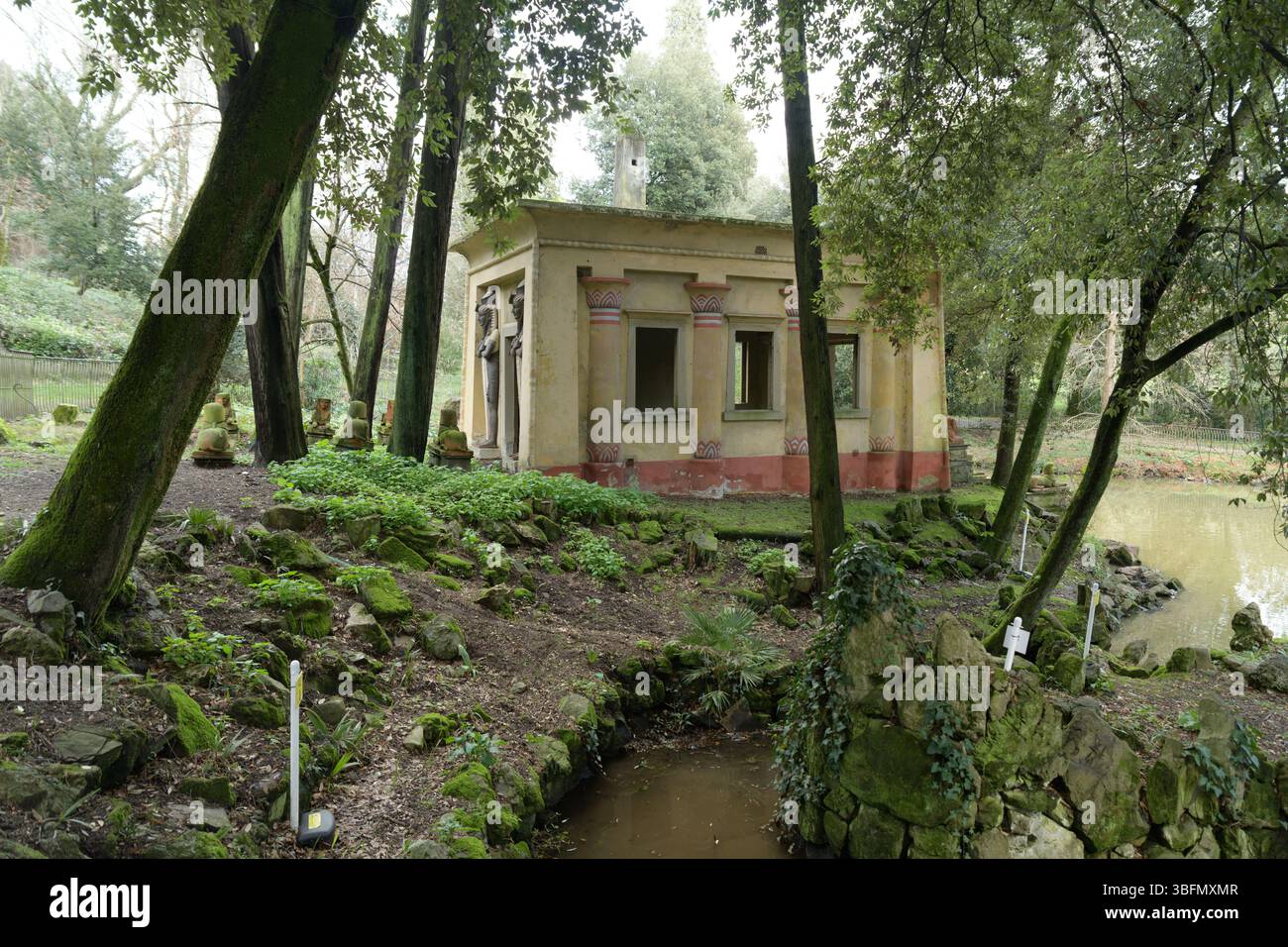 Tempio in stile egiziano accanto a uno stagno nel Parco Stibbert, romantico giardino all'inglese creato da Frederick Stibbert a Firenze, Italia. Foto Stock
