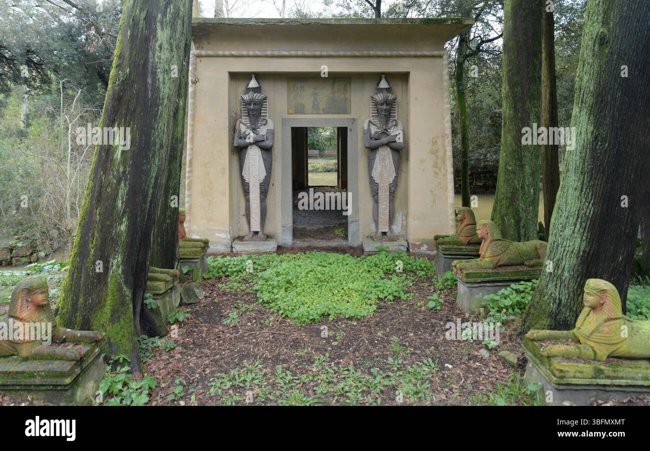 Tempio in stile egiziano accanto a uno stagno nel Parco Stibbert, romantico giardino all'inglese creato da Frederick Stibbert a Firenze, Italia. Foto Stock
