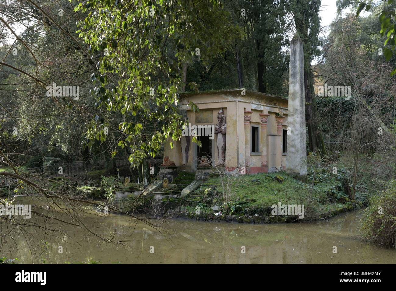 Tempio in stile egiziano accanto a uno stagno nel Parco Stibbert, romantico giardino all'inglese creato da Frederick Stibbert a Firenze, Italia. Foto Stock