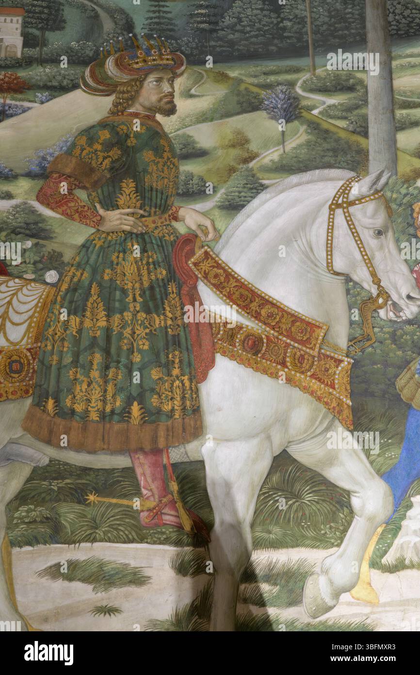 Figura regale a cavallo in costume orientale ornato, dettaglio della Processione dei Magi di Benozzo Gozzoli nella Cappella dei Magi, Firenze, Foto Stock