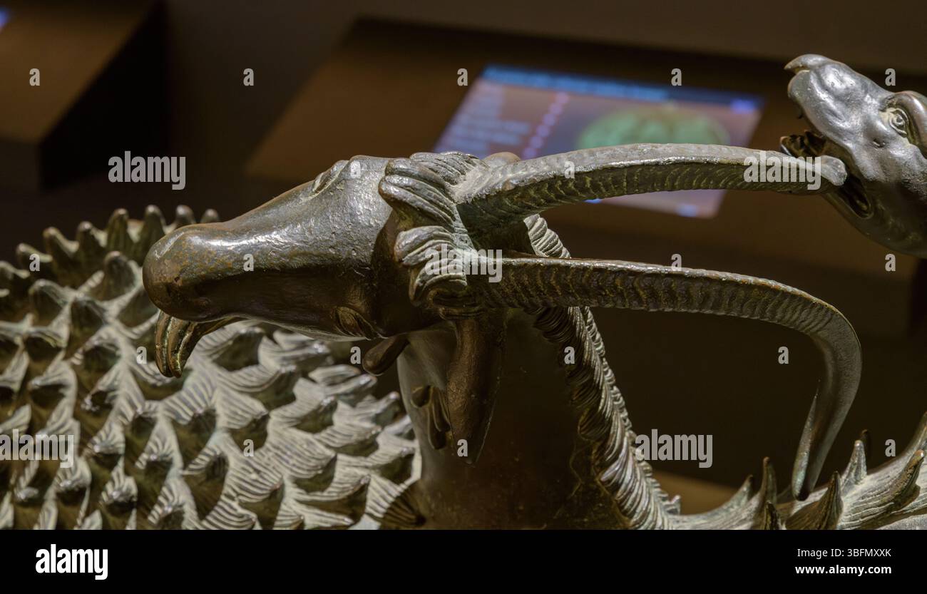 Particolare della scultura etrusca in bronzo "Chimera di Arezzo", bestia mitologica con corpo di leone, testa di capra, coda di serpente, V-IV secolo a.C., Firenze, IT Foto Stock