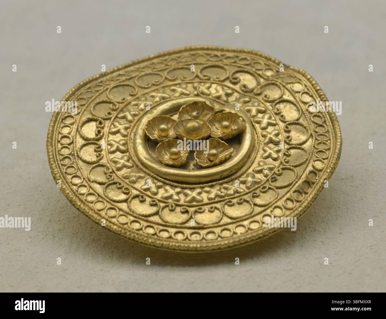 Orecchini a disco d'oro con decorazioni in repousse e filigrana, manufatto etrusco della fine del vi secolo a.C., probabilmente proveniente dall'Italia centrale. Foto Stock