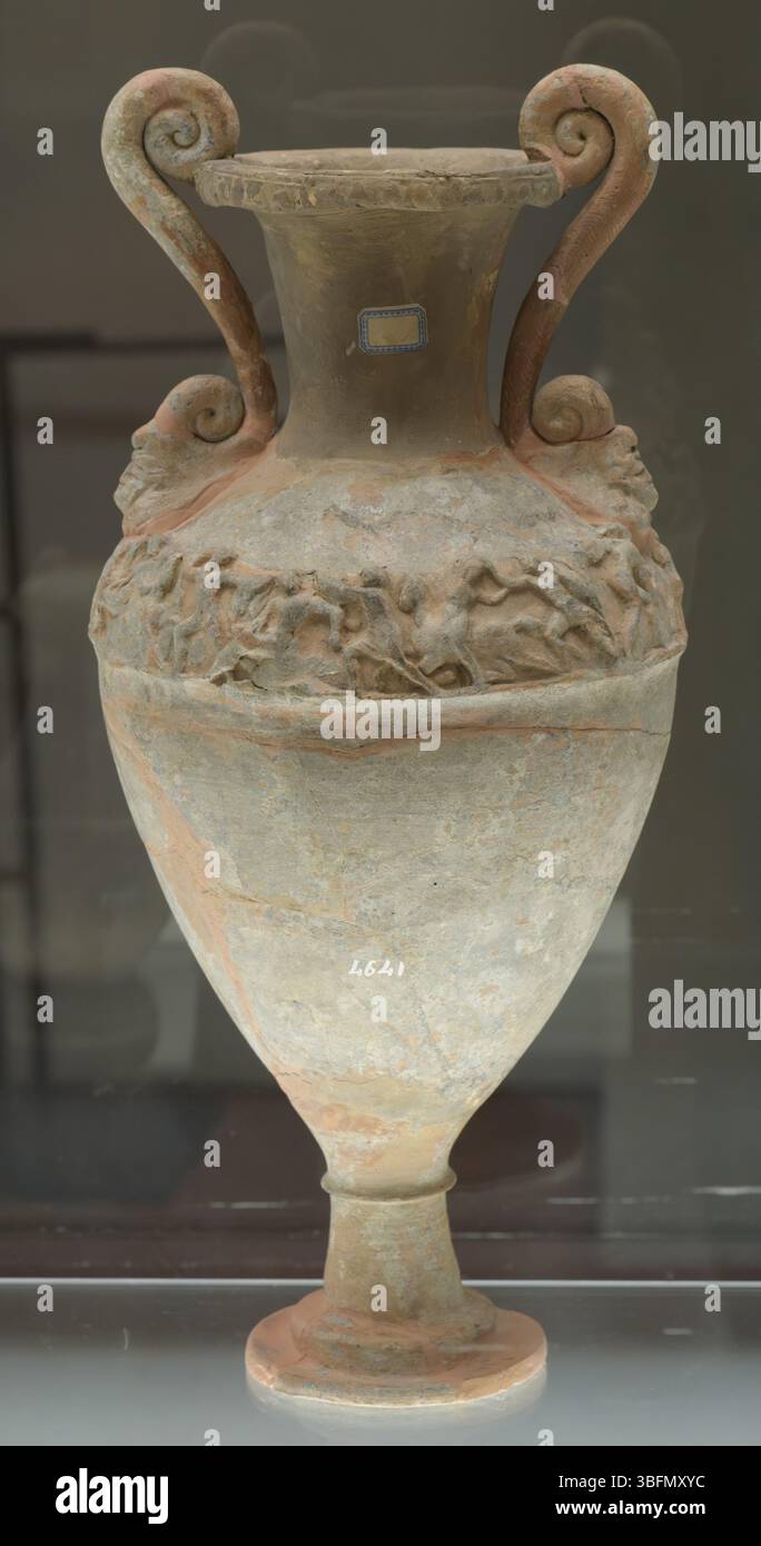 Anfora in terracotta con scena di battaglia ad altorilievo, da antica collezione, datata alla fine del IV secolo a.C. all'inizio del III secolo a.C., probabilmente in Italia centrale. Foto Stock