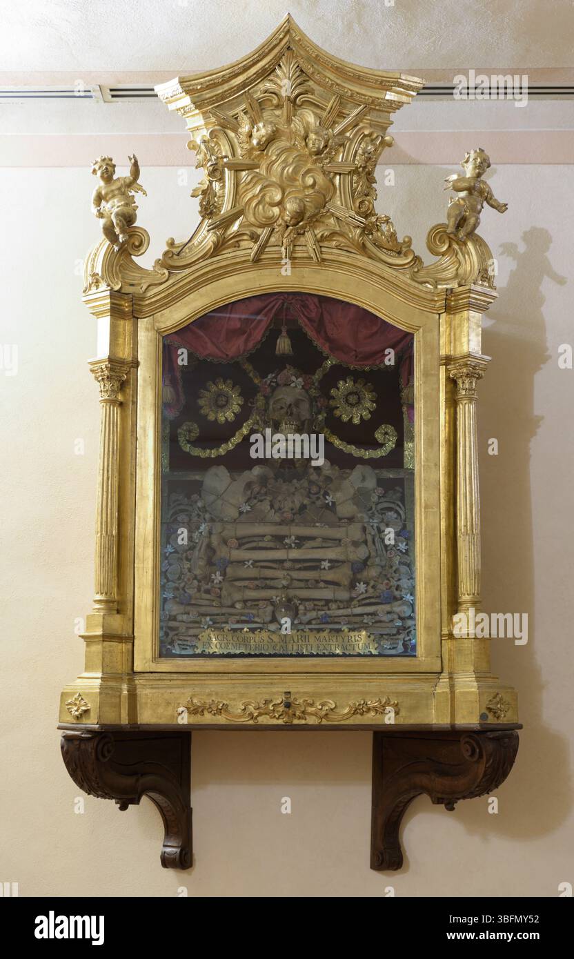 Reliquiario barocco con reliquie di un santo, adornato con fiori e decorazioni d'oro, esposto al Museo degli innocenti, Firenze, Italia. Foto Stock