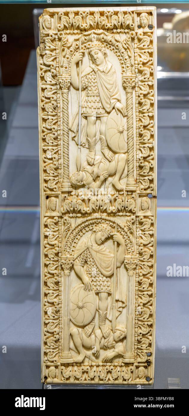 Foglia di dittico d'avorio con il Trionfo dei due sovrani o la Battaglia delle virtù contro i Vices, corte di Carlo Magno o Ludovico il Pio, circa 8 Foto Stock