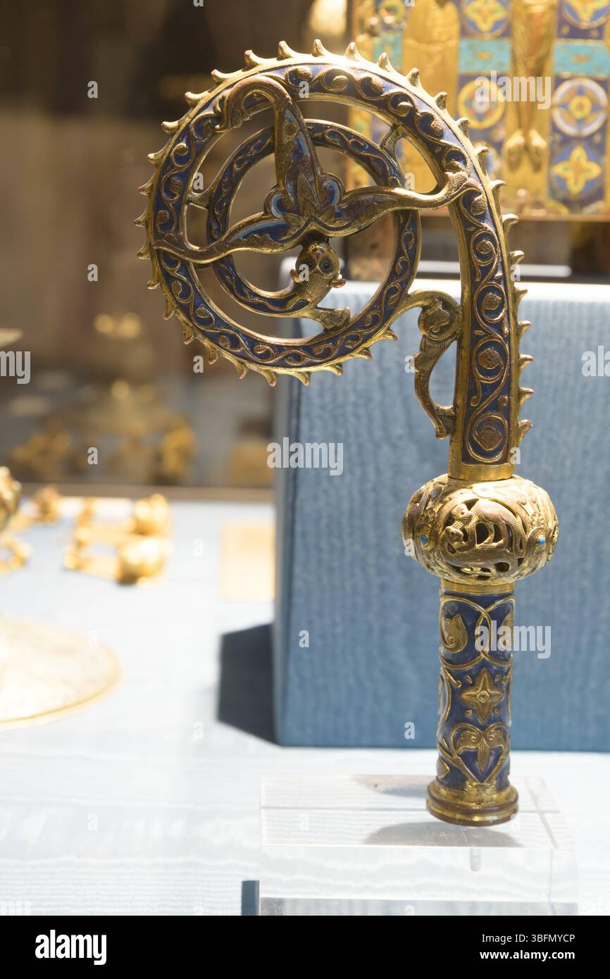 Testa Champleve crozier da Limoges, fine XII - inizio XIII secolo, dorata e rame inciso con smalto blu, Firenze, Italia Foto Stock