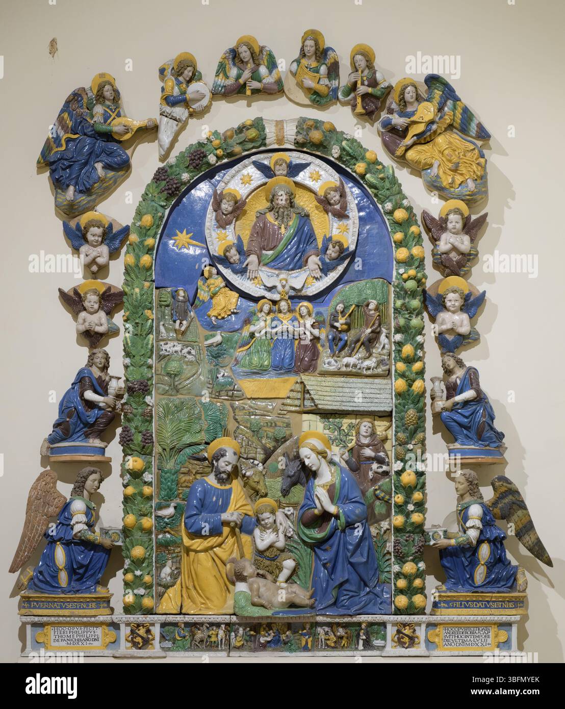 Bassorilievo in ceramica policromo 'Natività e Gloria di Dio padre' di Giovanni della Robbia, 1521 circa, originario di San Girolamo delle Poverine Foto Stock