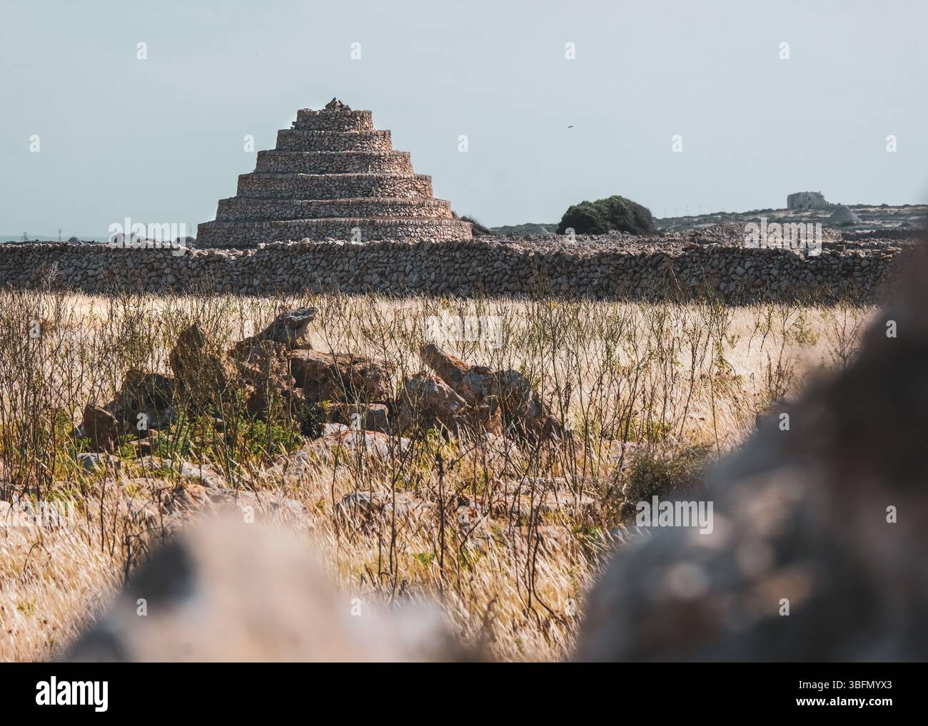 Strane strutture in pietra in un campo a Punta nati, Minorca, Isole Baleari, Spagna Foto Stock
