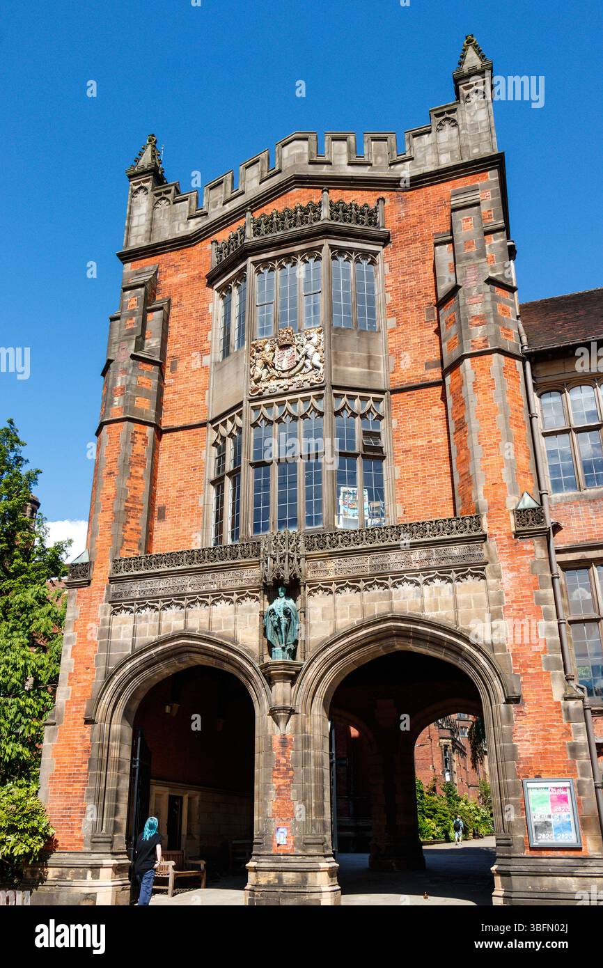 Storico edificio universitario in mattoni rossi di newcastle Foto Stock