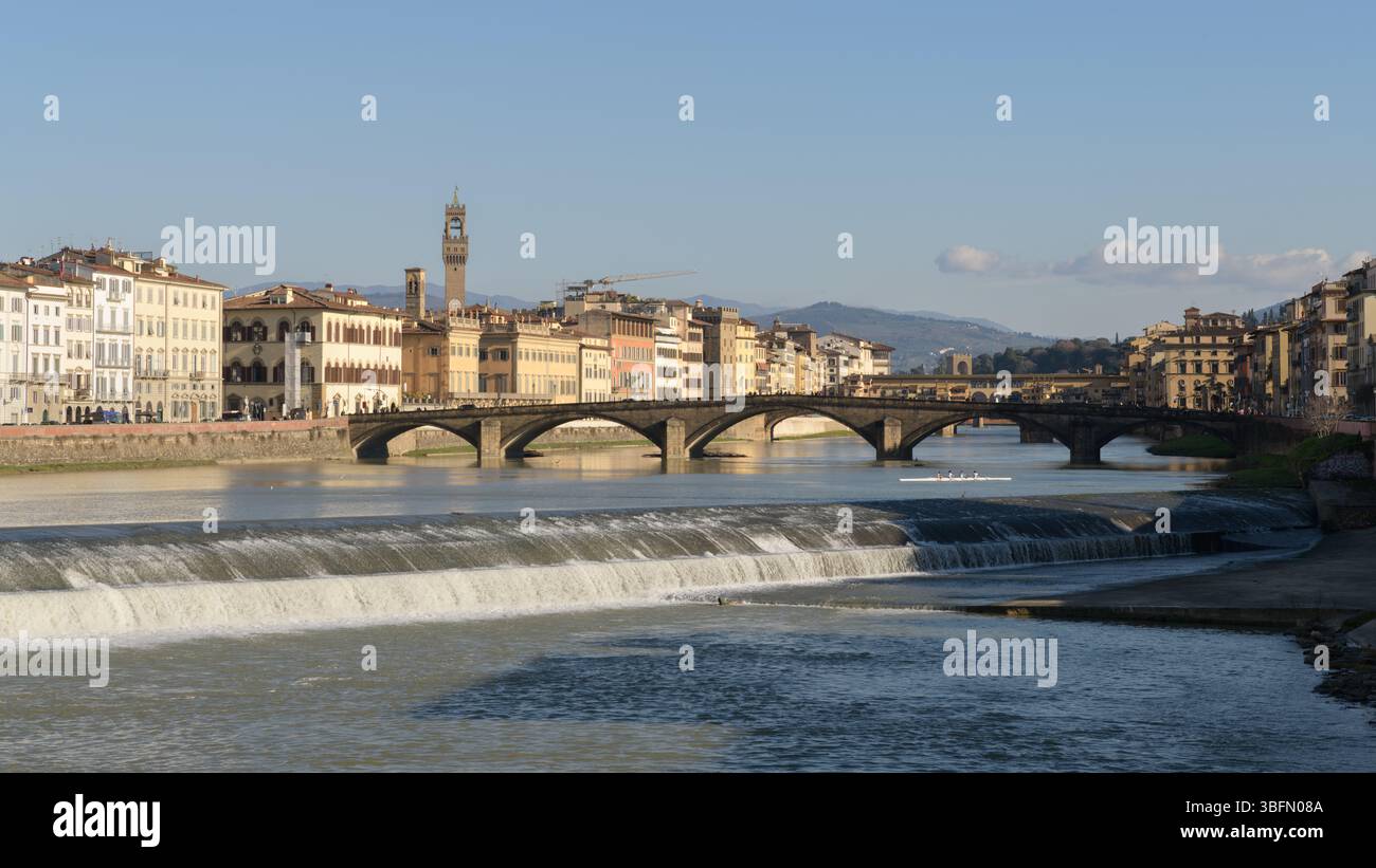 Vista panoramica del fiume Arno con Ponte Amerigo Vespucci ed edifici storici tra cui Palazzo Vecchio a Firenze. Foto Stock